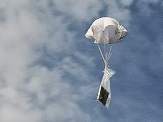 http://grappigefeiten.nl/wp-content/uploads/parachute-met-telefoon.jpg